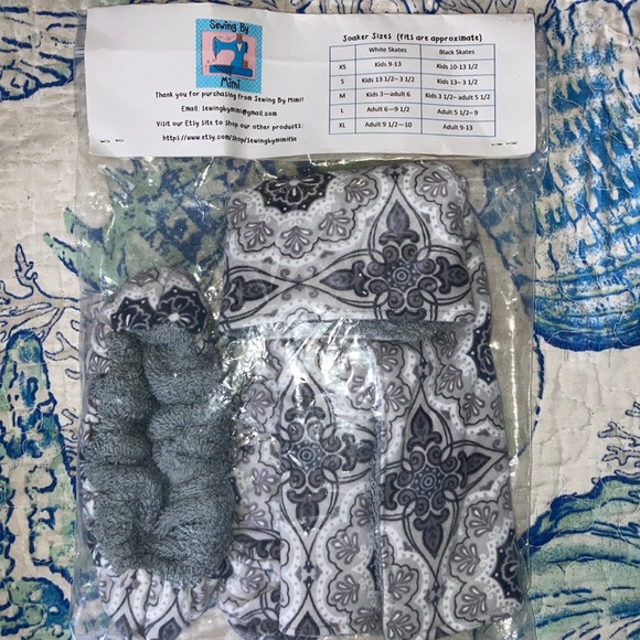 Iceskate soakers and towel - Picture 2 of 2